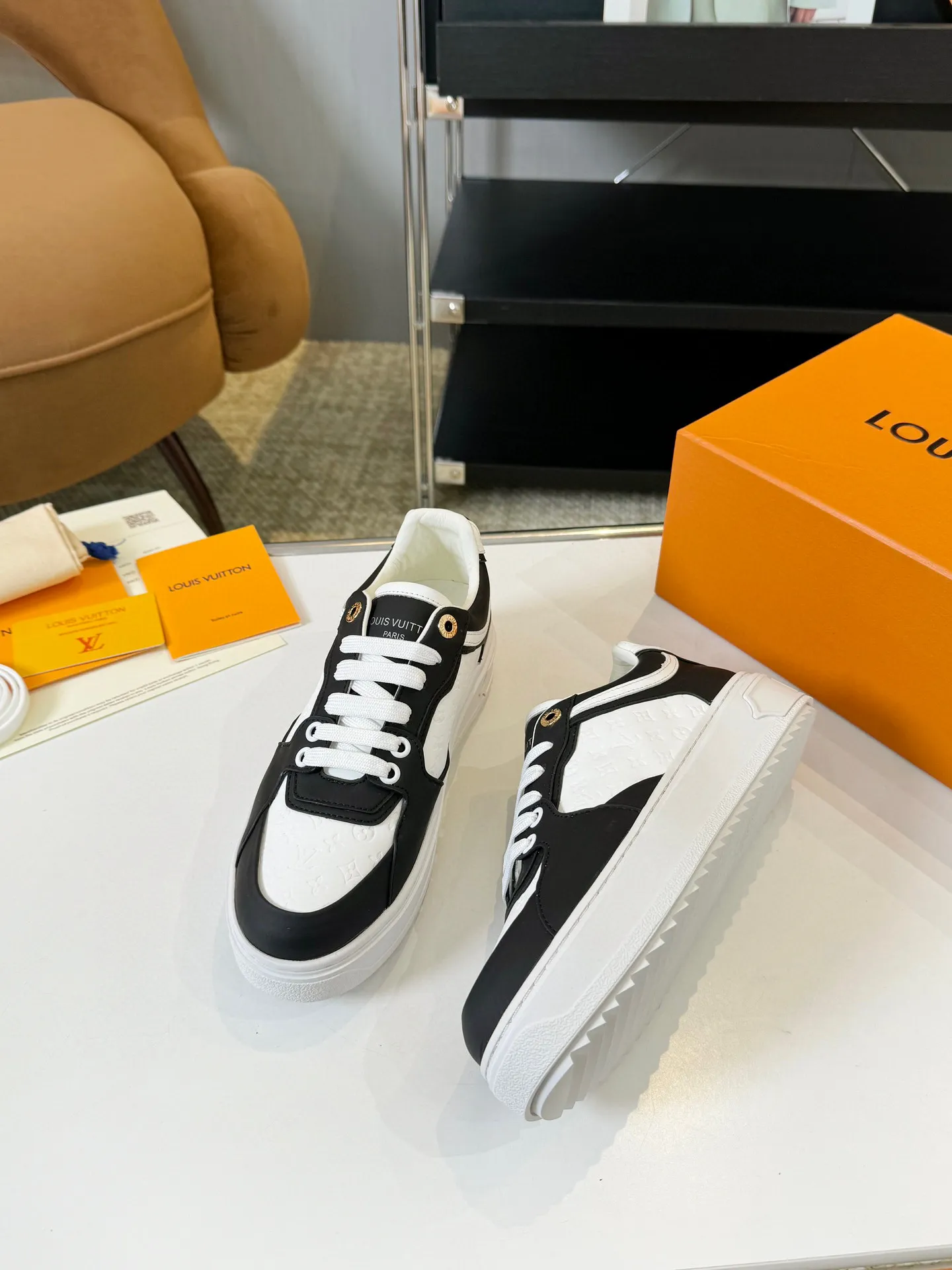 Men's Men's Shoes 💰💰660 Women's LV [Beverly Hills Sports Shoes Series] This Beverly Hills sports shoes are made of grained cow leather with Damier pattern, echoing the current season's leather goods series. The thick rubber outsole is lightweight, and an embossed Louis Vuitton logo adds a branding touch. Padded insole and technical fabric lining enhance comfort.  Detailed Features ♛ Embossed grained cowhide leather ♛ Ultra-lightweight rubber outsole ♛ Louis Vuitton logo on tongue and outsole ♛ Size: 35-40
